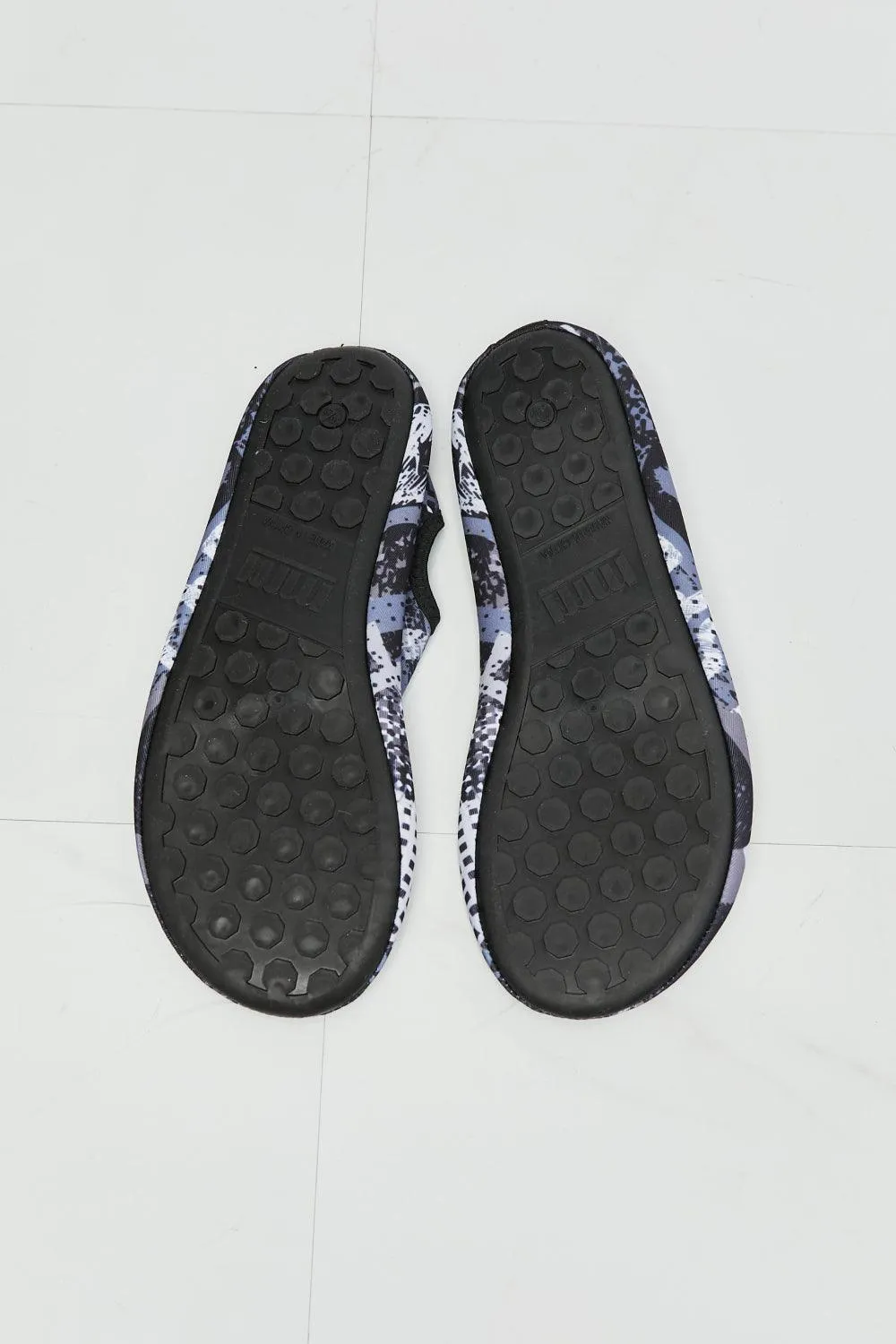 MMshoes On the Shore Water Shoes in Black Pattern