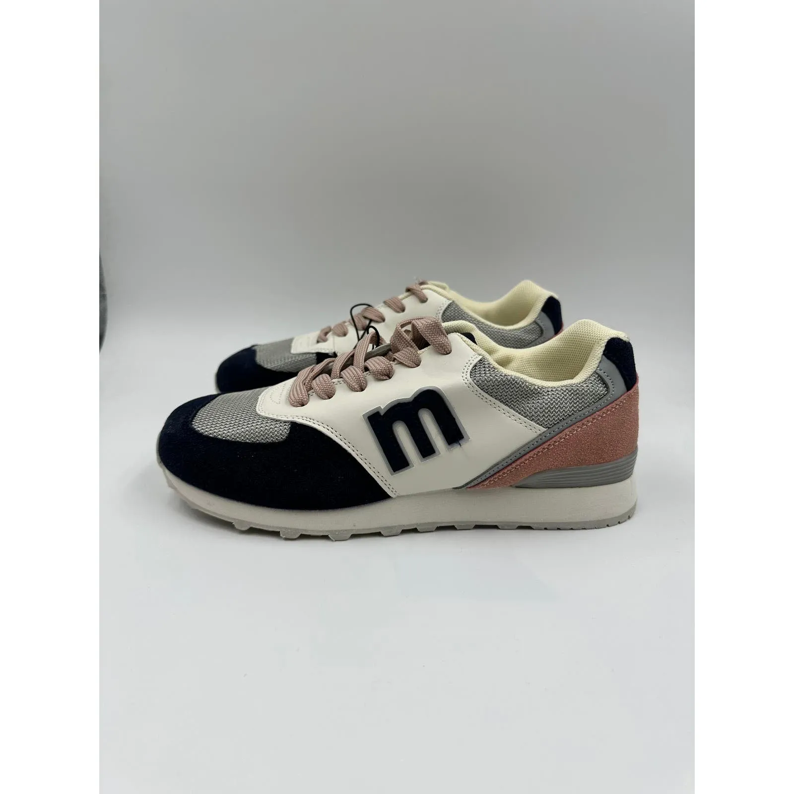 Women's Size 8, White, Navy and Salmon 70s Style Casual Sneaker